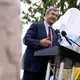 Bayerns Ministerpräsident Markus Söder (CSU) nimmt an der Enthüllung eines Denkmals anlässlich des 140. Todestages des bayerischen «Märchenkönigs» Ludwig II. teil.  - Bild: Sven Hoppe/dpa