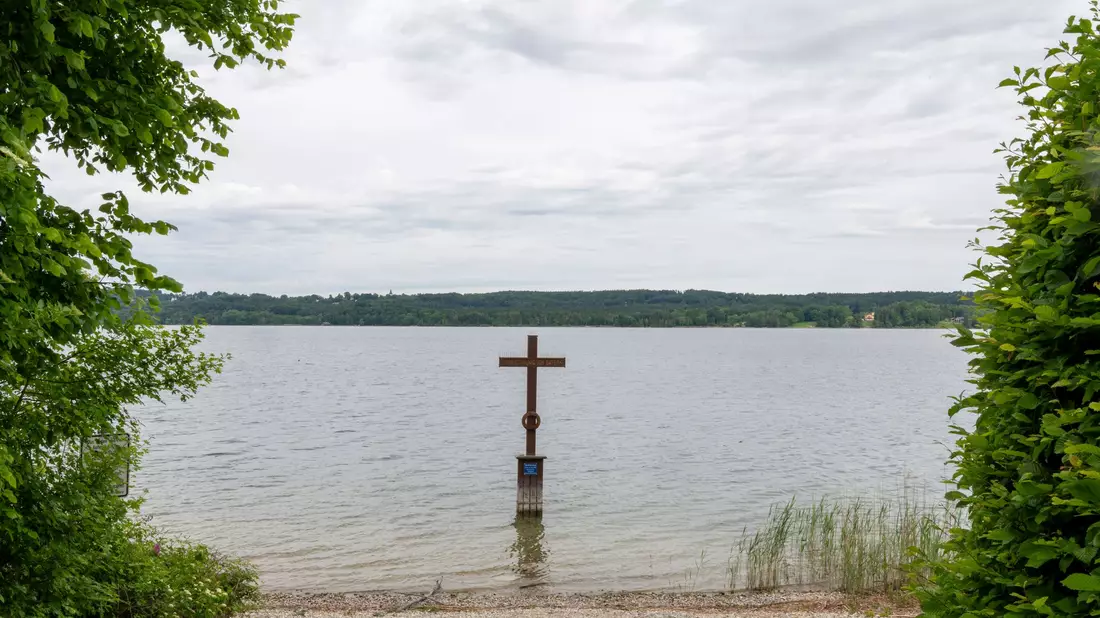 Ein Kreuz im Starnberger See markiert die Stelle, an der König Ludwig II. vor 140 Jahren tot gefunden wurde. - Bild: Peter Kneffel/dpa