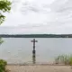 Ein Kreuz im Starnberger See markiert die Stelle, an der König Ludwig II. vor 140 Jahren tot gefunden wurde. - Bild: Peter Kneffel/dpa