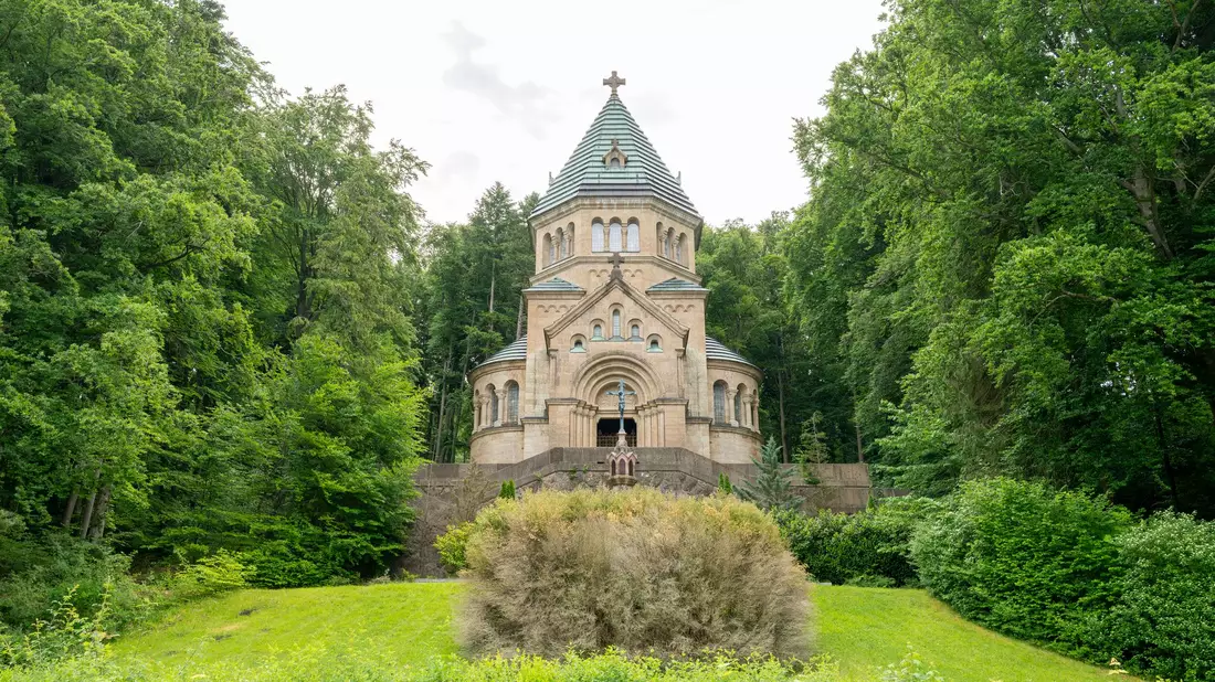 Die Votivkapelle am Ufer des Starnberger Sees wurde in Erinnerung an den «Märchenkönig» nach seinem Tod erbaut. - Bild: Peter Kneffel/dpa