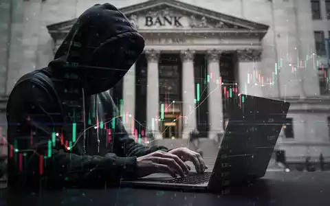 A shadowy figure in a hoodie types on a laptop, surrounded by blurred digital lines and financial data, with a bank in the background. - Foto: über boerse-global.de