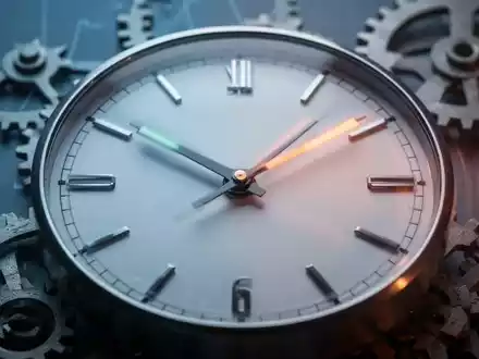 Ein stilisiertes Zifferblatt einer Uhr mit verschwommenen Zeigern, das Flexibilität und Zeitfluss symbolisiert, mit Zahnrädern im Hintergrund. - Foto: über boerse-global.de