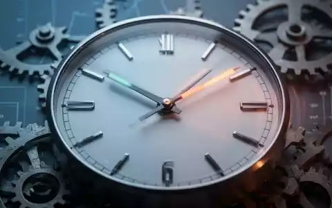 Ein stilisiertes Zifferblatt einer Uhr mit verschwommenen Zeigern, das Flexibilität und Zeitfluss symbolisiert, mit Zahnrädern im Hintergrund. - Foto: über boerse-global.de