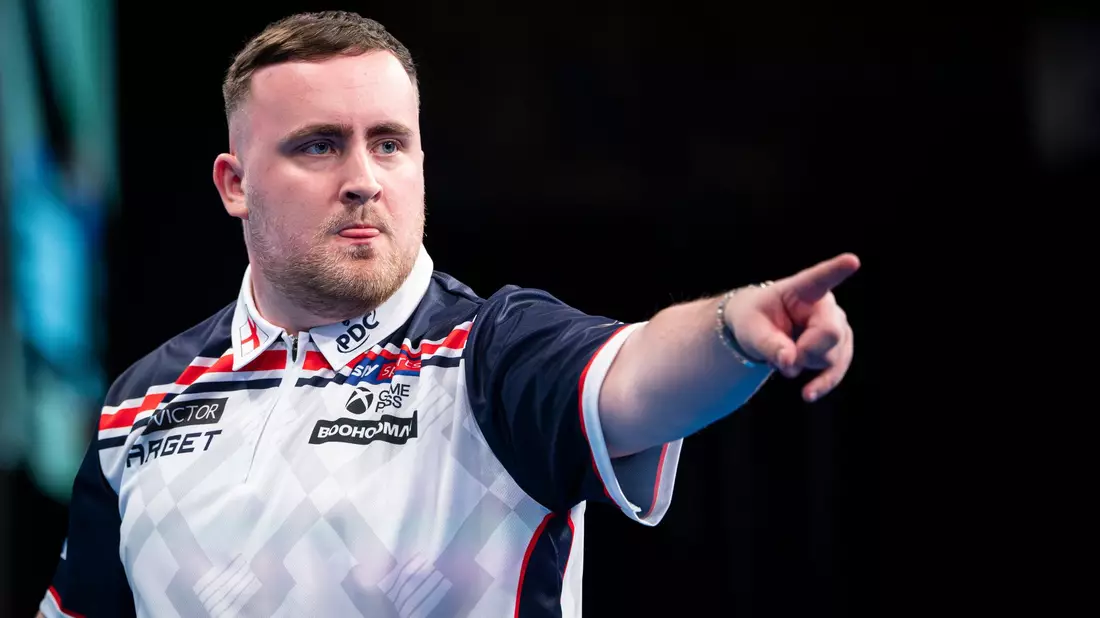 England mit Einzel-Weltmeister Luke Littler steht nach einem Zittersieg im Halbfinale. - Bild: Hannes P. Albert/dpa