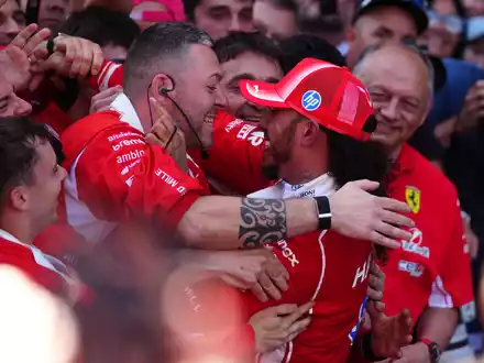 Zum ersten Mal gewinnt Lewis Hamilton im Ferrari. - Foto: David Davies/PA Wire/dpa