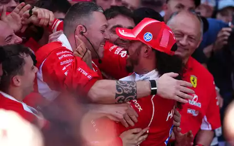Zum ersten Mal gewinnt Lewis Hamilton im Ferrari. - Foto: David Davies/PA Wire/dpa
