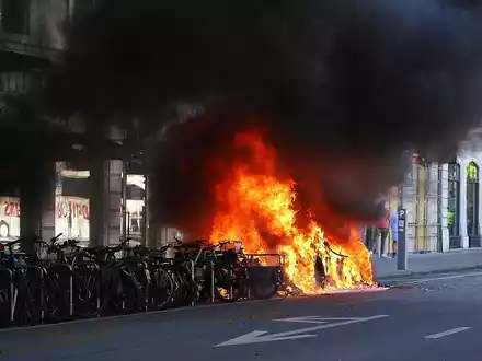 Ein Fahrzeug steht beim Anti-G7-Protest in Genf in Flammen am 14.06.2026 - Foto: via dts Nachrichtenagentur