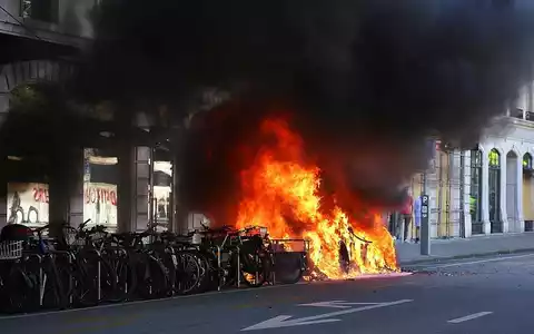 Ein Fahrzeug steht beim Anti-G7-Protest in Genf in Flammen am 14.06.2026 - Foto: via dts Nachrichtenagentur