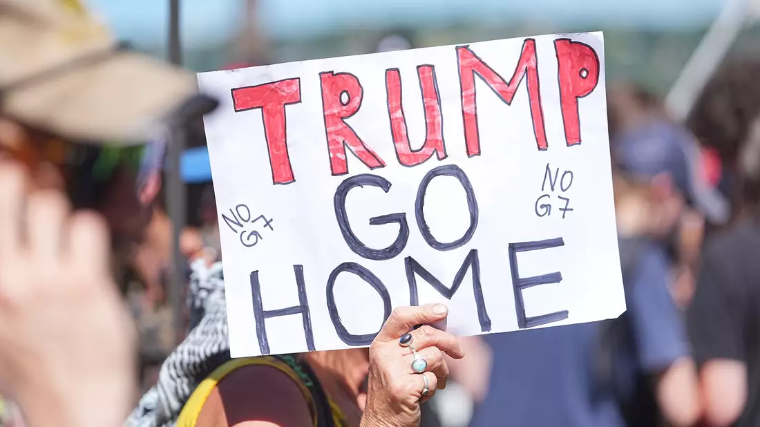 Die G7 und vor allem auch US-Präsident Donald Trump sind Ziele der Proteste.  - Bild: Michael Kappeler/dpa
