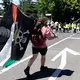 Im Protestzug sind viele Palästinenserflaggen zu sehen.  - Bild: Cyril Zingaro/KEYSTONE/dpa