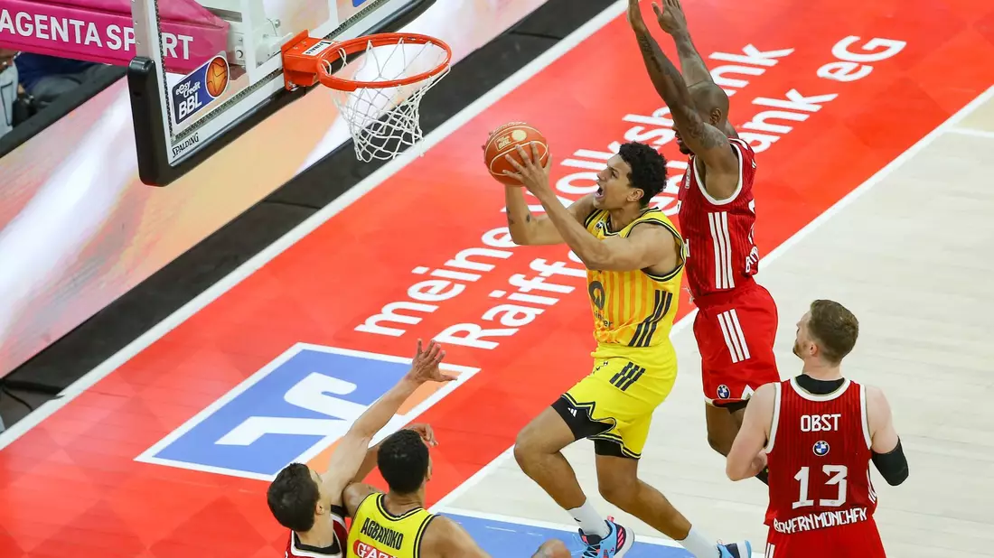 Bayern München und Alba Berlin zeigten ein umkämpftes zweites Finalspiel. - Bild: Matthias Stickel/dpa