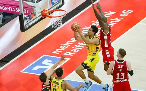 Bayern München und Alba Berlin zeigten ein umkämpftes zweites Finalspiel. - Foto: Matthias Stickel/dpa