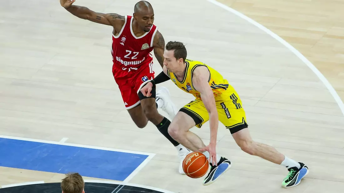 Bayerns Isiaha Mike (links) und Justin Bean von Alba Berlin kämpfen um den Ball. - Bild: Matthias Stickel/dpa