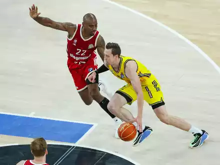 Bayerns Isiaha Mike (links) und Justin Bean von Alba Berlin kämpfen um den Ball. - Foto: Matthias Stickel/dpa