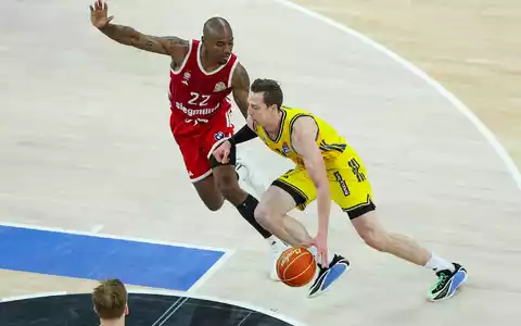 Bayerns Isiaha Mike (links) und Justin Bean von Alba Berlin kämpfen um den Ball. - Foto: Matthias Stickel/dpa