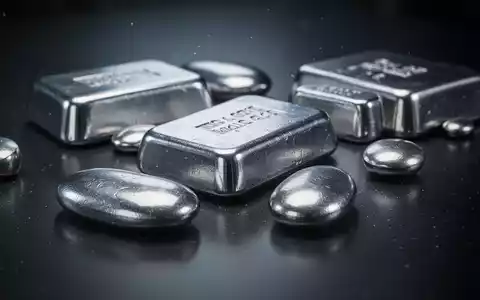 Nahaufnahme von glänzenden Niob-Metallproben, möglicherweise Barren oder Pellets, die auf einer dunklen Oberfläche liegen. - Foto: über boerse-global.de