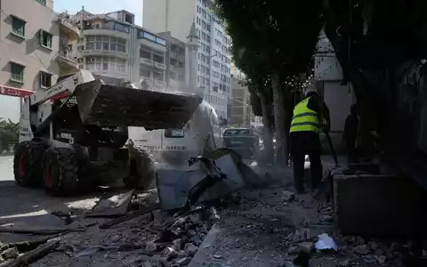 Neue Angriffe im Krieg zwischen Israel und der Hisbollah verkomplizieren das geplante Rahmenabkommen zwischen den USA und dem Iran.  - Foto: Bilal Hussein/AP/dpa