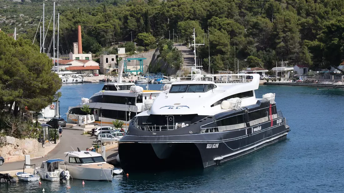 Bei dem Katamaran, der mit einem Segelboot zusammenstieß, handelt es sich um ein Linienschiff. - Bild: Ivo Cagalj/PIXSELL/XinHua/dpa