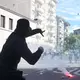 In Genf kommt es bei Protesten gegen den G7-Gipfel in Évian zu Auseinandersetzungen zwischen Demonstranten und der Polizei. - Bild: Michael Kappeler/dpa