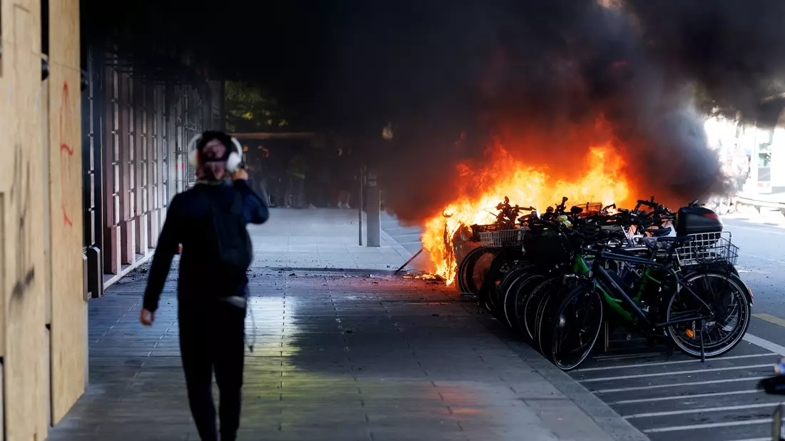 In Genf geht bei Demonstrationen gegen den G7-Gipfel im französischen Évian ein Auto in Flammen auf. - Bild: Cyril Zingaro/KEYSTONE/dpa