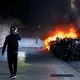In Genf geht bei Demonstrationen gegen den G7-Gipfel im französischen Évian ein Auto in Flammen auf. - Bild: Cyril Zingaro/KEYSTONE/dpa