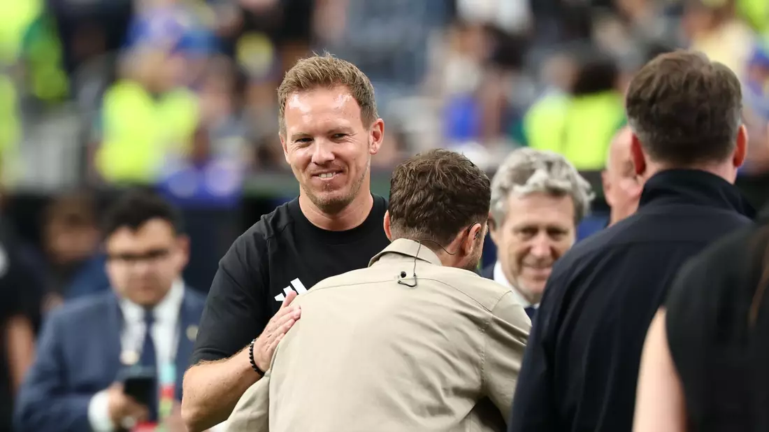 Julian Nagelsmann und Thomas Müller treffen sich vor dem Spiel. - Bild: Christian Charisius/dpa