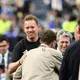 Julian Nagelsmann und Thomas Müller treffen sich vor dem Spiel. - Bild: Christian Charisius/dpa