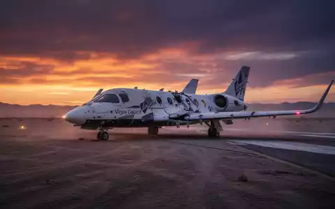 Ein beschädigtes Virgin Galactic Raumschiff auf einer einsamen Landebahn bei Sonnenuntergang, das einen starken Kursrückgang symbolisiert. - Foto: über boerse-global.de