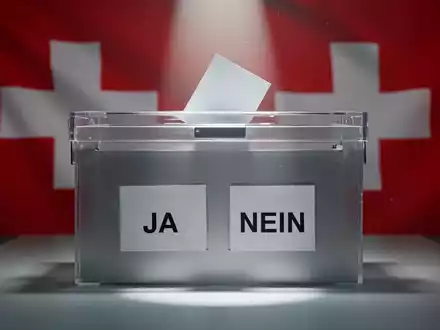 Eine Nahaufnahme einer modernen Wahlurne mit den Optionen «JA» und «NEIN», die eine demokratische Abstimmung in der Schweiz symbolisiert. - Foto: über boerse-global.de