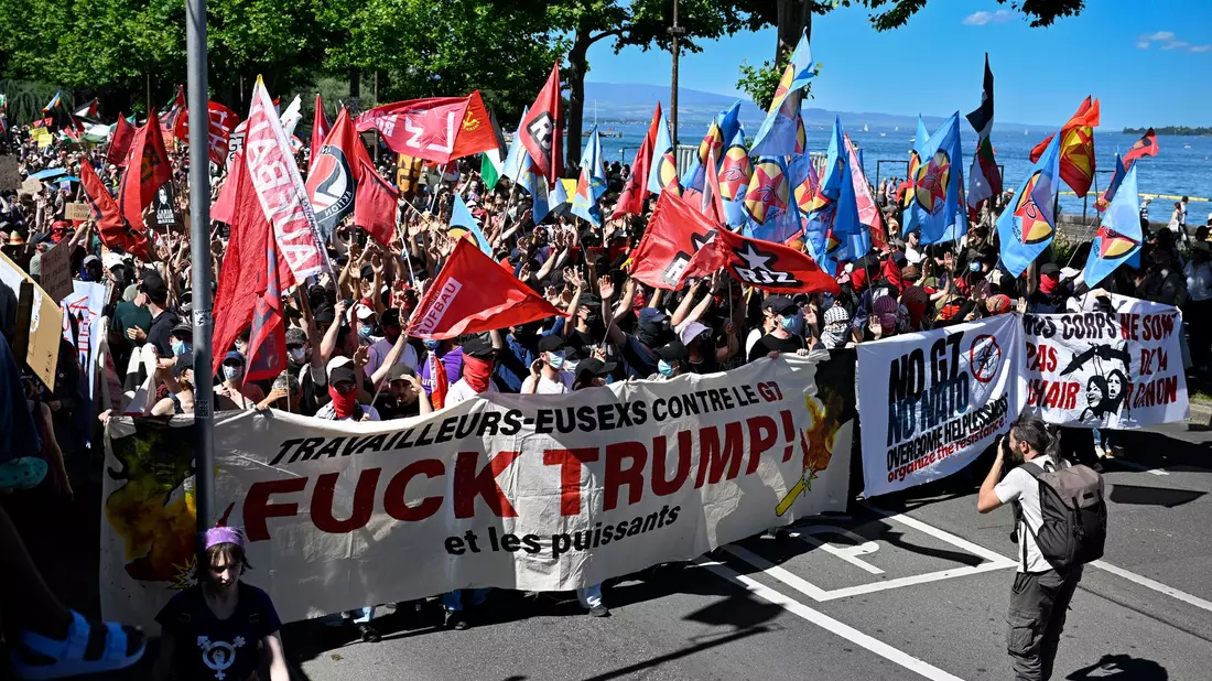 In Frankreich dürfen die G7-Gegner nicht protestieren, so weichen sie auf die Schweizer Seite des Genfersees aus.  - Bild: Martial Trezzini/KEYSTONE/dpa