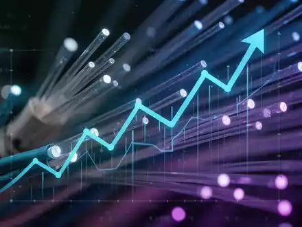 Eine stilisierte Grafik eines steigenden Aktienkurses über einem verschwommenen Hintergrund aus Glasfaserkabeln und Datenströmen. - Foto: über boerse-global.de