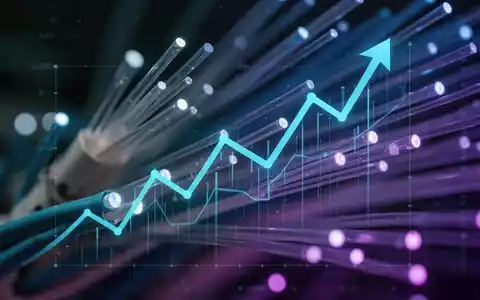 Eine stilisierte Grafik eines steigenden Aktienkurses über einem verschwommenen Hintergrund aus Glasfaserkabeln und Datenströmen. - Foto: über boerse-global.de