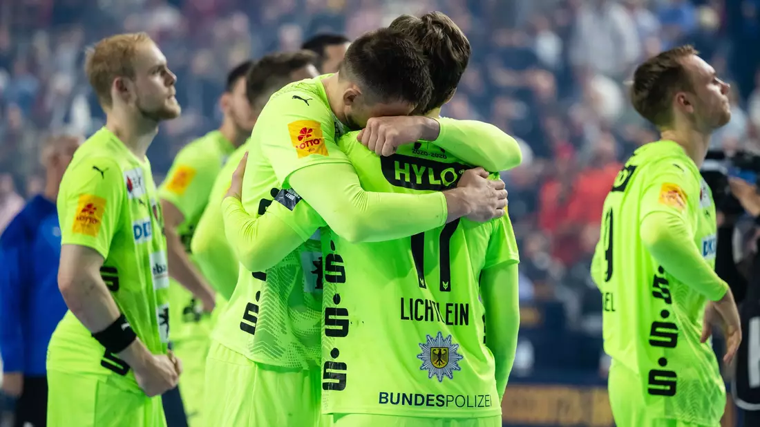 Die Füchse-Spieler waren nach der Final-Niederlage gegen den FC Barcelona enttäuscht. - Bild: Marius Becker/dpa