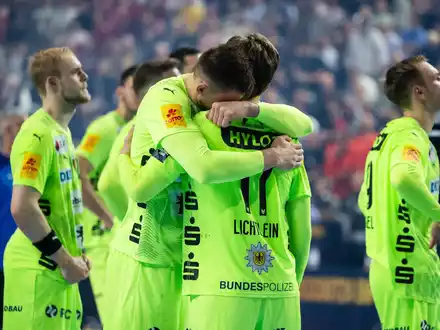 Die Füchse-Spieler waren nach der Final-Niederlage gegen den FC Barcelona enttäuscht. - Foto: Marius Becker/dpa