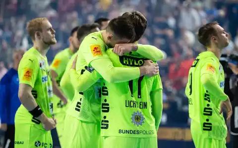 Die Füchse-Spieler waren nach der Final-Niederlage gegen den FC Barcelona enttäuscht. - Foto: Marius Becker/dpa