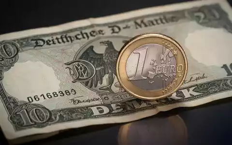 Eine historische D-Mark-Banknote, teilweise verdeckt von einer modernen Euro-Münze, symbolisiert den Wandel von Produktivität und Reallöhnen. - Foto: über boerse-global.de
