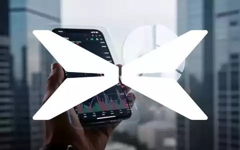 Hand hält Smartphone mit fallendem Aktienchart und Verwässerungssymbol, im Hintergrund unscharfe Stadtlandschaft. - Foto: über boerse-global.de
