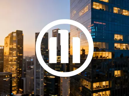 Finanzviertel von Singapur bei Sonnenuntergang, mit glänzenden Gebäuden und einer Andeutung von Finanzdaten. - Foto: über boerse-global.de
