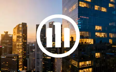 Finanzviertel von Singapur bei Sonnenuntergang, mit glänzenden Gebäuden und einer Andeutung von Finanzdaten. - Foto: über boerse-global.de