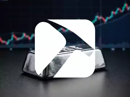 Ein glänzender Silberbarren auf dunklem Untergrund, mit einem unscharfen, aufsteigenden Börsenchart im Hintergrund. - Foto: über boerse-global.de
