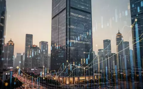 Modernes Bürogebäude in einer chinesischen Metropole bei Dämmerung mit abstrakten Finanzdaten im Vordergrund. - Foto: über boerse-global.de