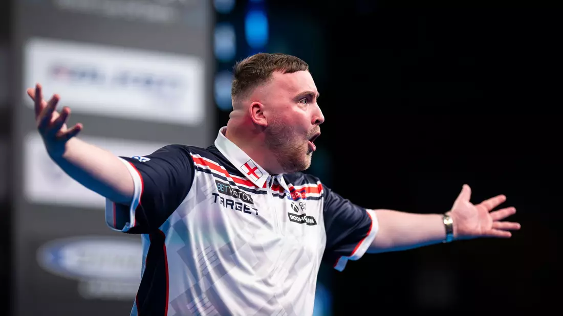 Der englische Darts-Star Luke Littler ist erstmals Team-Weltmeister. - Bild: Hannes P. Albert/dpa