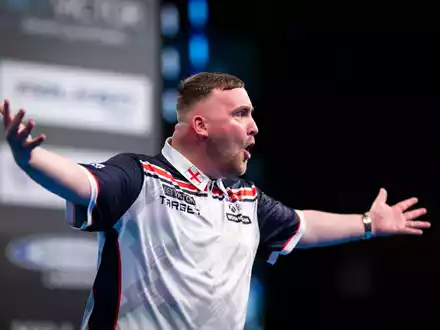 Der englische Darts-Star Luke Littler ist erstmals Team-Weltmeister. - Foto: Hannes P. Albert/dpa