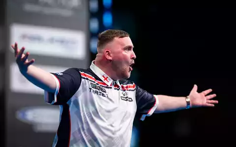 Der englische Darts-Star Luke Littler ist erstmals Team-Weltmeister. - Foto: Hannes P. Albert/dpa