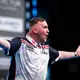 Der englische Darts-Star Luke Littler ist erstmals Team-Weltmeister. - Bild: Hannes P. Albert/dpa