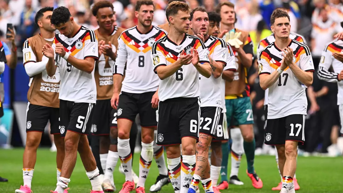 Die deutsche Mannschaft feiert den gelungenen Auftakt. - Bild: Tom Weller/dpa