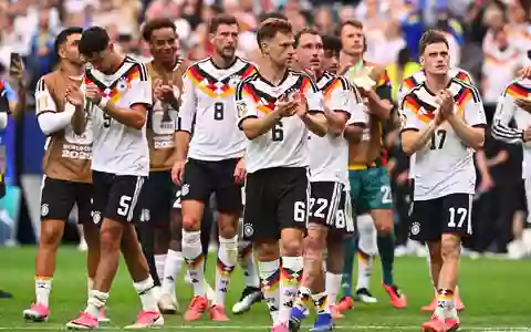 Die deutsche Mannschaft feiert den gelungenen Auftakt. - Foto: Tom Weller/dpa