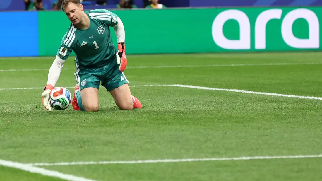 Den Start in seine fünfte WM hat sich Manuel Neuer anders vorgestellt. - Bild: Christian Charisius/dpa