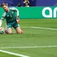 Den Start in seine fünfte WM hat sich Manuel Neuer anders vorgestellt. - Bild: Christian Charisius/dpa