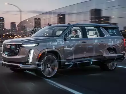 Ein futuristischer Cadillac Escalade fährt autonom auf einer modernen Autobahn bei Dämmerung, ohne Fahrer am Steuer. - Foto: über boerse-global.de